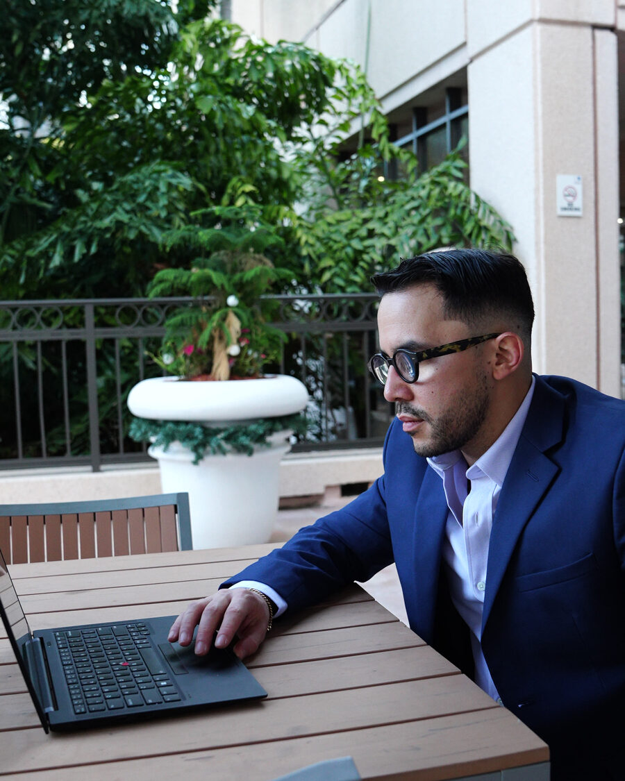 Javier Sánchez, CPA, trabajando en la preparación de impuestos en su laptop